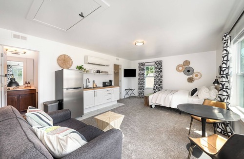 Charlotte House | Sleeps 12 5BR Home + Guest Suite Near Uptown