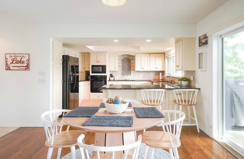Bella Vista House | Sleeps 12, Spacious Luxe Lake House full of Stunning Views