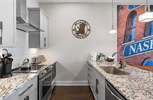 Nashville House | Sleeps 15 - Indoor Hot Tub - Rooftop - Gym - Game Room - Near Broadway