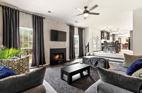 Lithonia House | Sleeps 16: 8 Beds, 2 Living Rooms, Quiet Street, Private Deck
