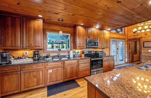 Sevierville Cabin | Sleeps 19*Stunning Views*2 Hot Tubs*Cabin + Studio