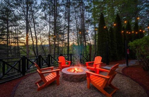 Fletcher House | Sleeps 20 15 Mins to DT AVL Sauna Hot Tub!