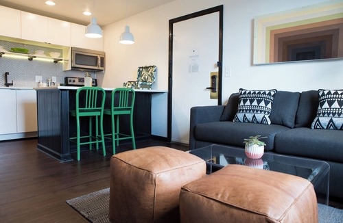 Rutledge Hill House | Sleeps 24 | 12 SoBro Suites Near Broadway, Dining & Music – by AvantStay