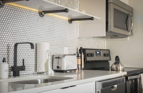 Rutledge Hill House | Sleeps 24 | 12 SoBro Suites Near Broadway, Dining & Music – by AvantStay