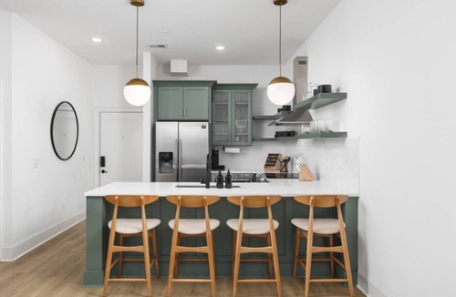 Cleveland Park Apartment | Sleeps 32, only 10 minutes to Broadway, 4 Condos Side-by-Side