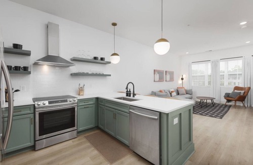 Cleveland Park Apartment | Sleeps 32, only 10 minutes to Broadway, 4 Condos Side-by-Side