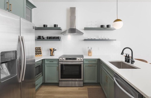 Cleveland Park Apartment | Sleeps 32, only 10 minutes to Broadway, 4 Condos Side-by-Side