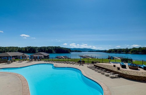 Huddleston Apartment | Smith Mountain Lake Condo w/Pool Access