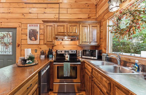 Wears Valley Cabin | Smokies Escape 1.2 mi from GSMNP! Fireplace, Hot Tub, King Suite