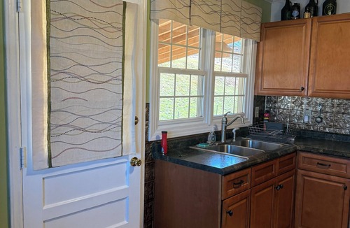 Waynesville House | Smoky Mountain Home ,pet friendly, walk to Main St, mtn view