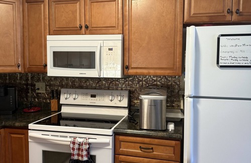 Waynesville House | Smoky Mountain Home ,pet friendly, walk to Main St, mtn view