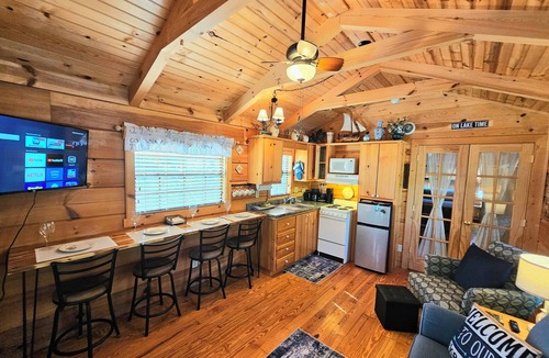 Sevierville Cabin | Smoky Mountain Lake Group Cabins-Stay 7 Nights and Get One Free!