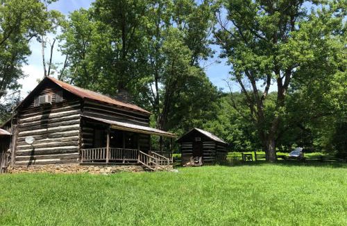 Sevierville House | Smoky Mountain Romantic Handcrafted Cabins
