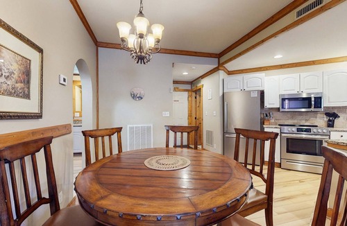 White Oak Lodge Condo | Smoky Mountains condo located close to downtown Gatlinburg