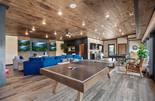 Sevierville Cabin | Smoky Mtn Ultra Luxury Cabin, 8Bsleeps26, Waterpark, IndoorPool, PS5, Pool Table