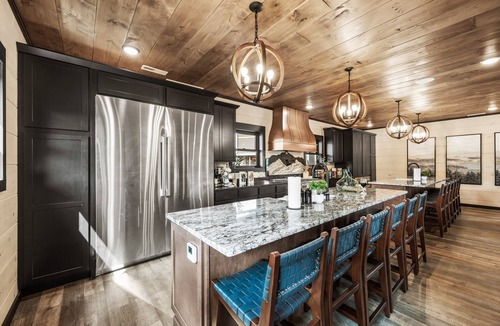 Sevierville Cabin | Smoky Mtn Ultra Luxury Cabin, 8Bsleeps26, Waterpark, IndoorPool, PS5, Pool Table
