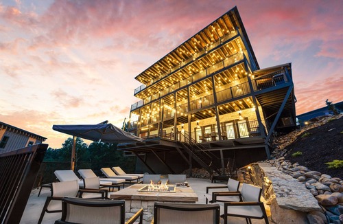 Sevierville Cabin | Smoky Mtn Ultra Luxury Cabin, 8Bsleeps26, Waterpark, IndoorPool, PS5, Pool Table