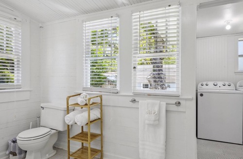 Gulfport House | SNOWBIRDS & MILITARY WELCOME! Minutes away from the Beach & MORE!