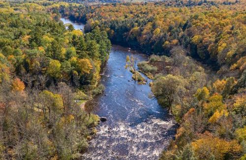 White Lake House | Soak, Relax & Explore! Walk to Wolf River