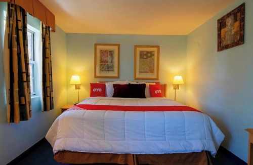 Eureka Springs Hotel | Soak & Stay! King Room with Jetted Tub near Christ of Ozarks.