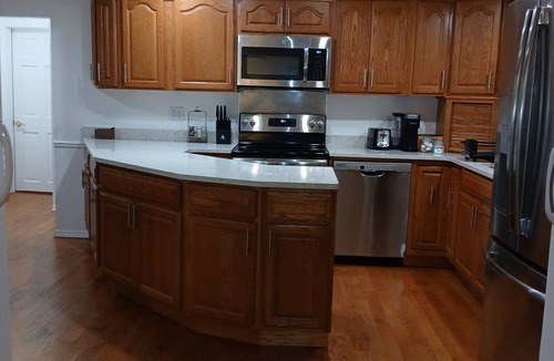 Reynolds Corners House | Solar-powered home sleeps 11 near golf courses, hockey & baseball.