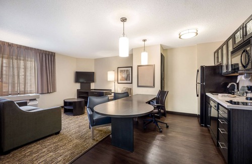Earth City Hotel | Sonesta Simply Suites St Louis Earth City