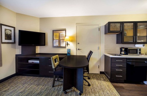 Earth City Hotel | Sonesta Simply Suites St Louis Earth City