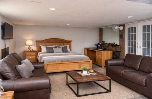 Griffin House | Soothing 2-bedroom house with AC in charming Griffin