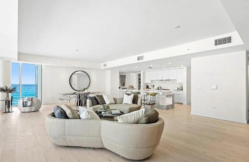 South Palm Beach Apartment | Sophisticated 2 Bedroom Oceanview Condo with Balcony