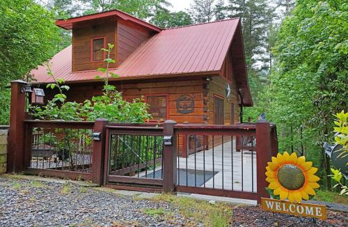 Hidden Lake Apartment | Sophisticated 3BR Cabin Luxury, Decks & Firepits