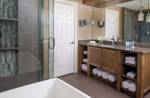 Braselton Hotel | Sophisticated Suite Perfect for Couples' Retreats Near Cruce Lake – 3.4 Miles