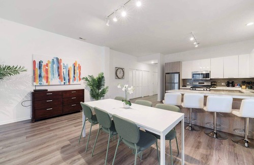 Near South Side House | South Loop · 3 Kings · Steps from McCormick Place