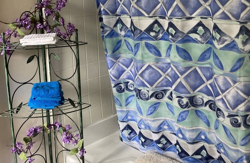 Lawndale Cottage | South Mountain Cozy Cottage is six miles from South Mountain State Park