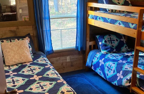 Lawndale Cottage | South Mountain Cozy Cottage is six miles from South Mountain State Park