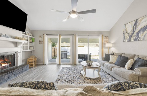South Tulsa House | South Tulsa Luxury | 2000sf King 75"TV BBQ Yard