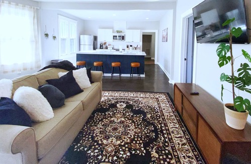 East Nashville House | Southern Farmhouse Feel! 30+ day stays! Stay at home with us!