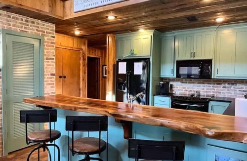Glenwood House | Southern Grace on the Caddo - HOT TUB! - on the RIVER!