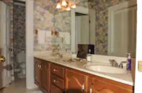 New Castle House | Southern Historic Large House -8 mi. dwntn 3 Suites/Wrap porches-perfect getaway