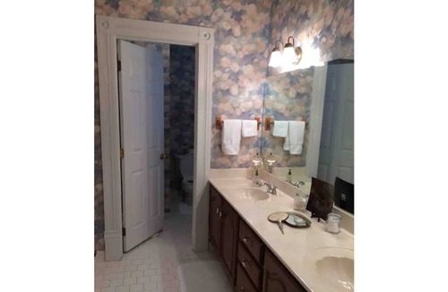 New Castle House | Southern Historic Large House -8 mi. dwntn 3 Suites/Wrap porches-perfect getaway