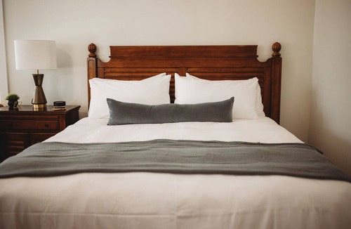 Downtown Hotel | Southern Pines The Jefferson Inn Deluxe King Guestroom