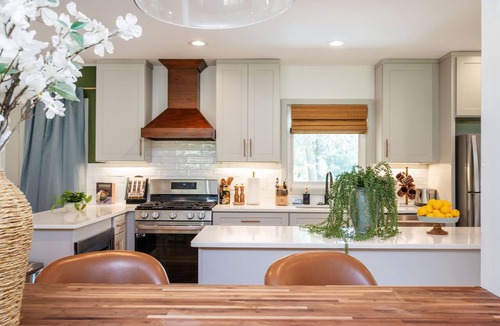 Belvedere Park House | Southern Serenity – Hot Tub, Fire Pit, Speakeasy bar lounge and game room.