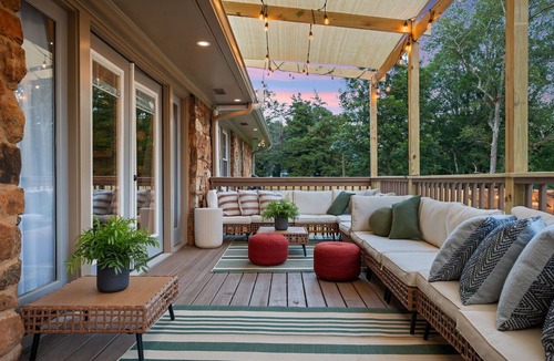 Belvedere Park House | Southern Serenity – Hot Tub, Fire Pit, Speakeasy bar lounge and game room.