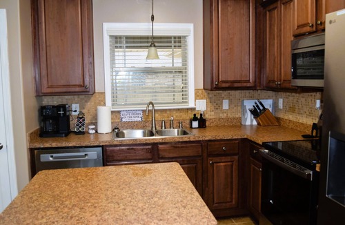 Huntsville House | Space Station: Hub to Everything Huntsville!/Fire Pit/Fiber Internet/EV Charger!