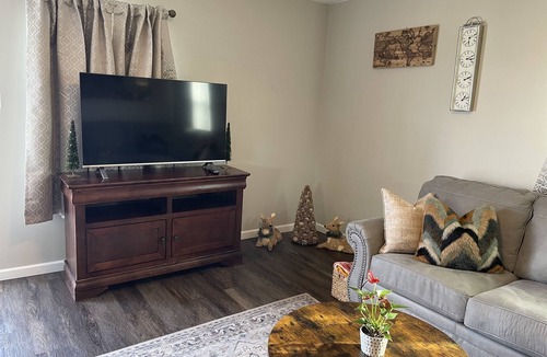 Cross Lanes Apartment | Spacious 2-bedroom apartment in convenient Cross Lanes with WiFi, AC