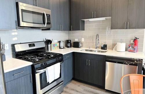 Near South Side Apartment | Spacious 2BR Group Retreat Near McCormick Place