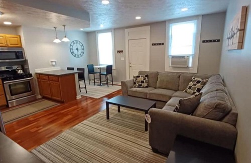 South Side Slopes House | Spacious 2BR South Side Retreat - Free Parking - Fast WiFi