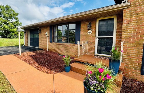 Farmview - Ramble Apartment | Spacious 3-bedroom apartment located in delightful Blacksburg with HVAC!