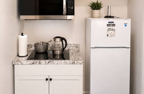 Detroit Apartment | Spacious 3-bedroom apartment on East Jefferson near Downtown