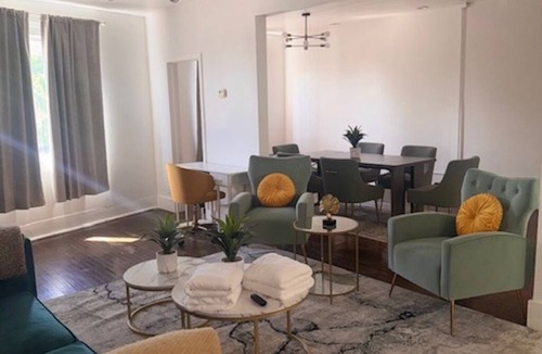 Detroit Apartment | Spacious 3-bedroom apartment on East Jefferson near Downtown