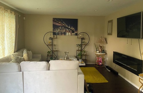 Northbrook House | Spacious 3 bedroom house with WiFi, shopping and restaurants in cool Cincinnati